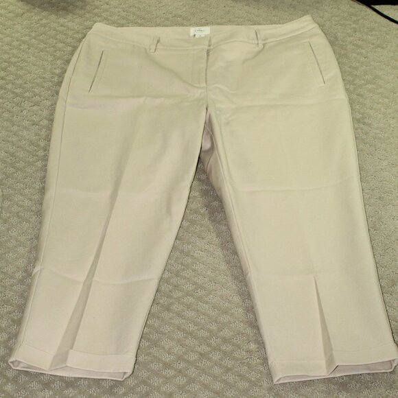 NWOT Chico's So Slimming Women's 3/ 16 Crop Flat Front Khaki Cuffed Pants - Picture 1 of 7